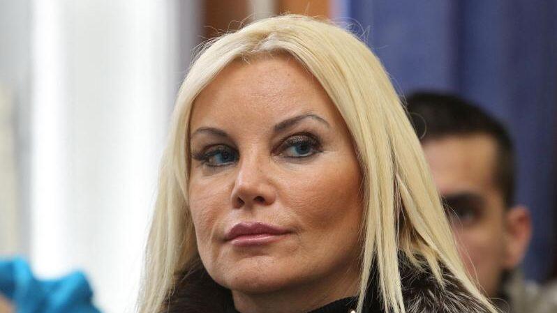 Die als Zeugin geladene Tatjana Gsell wartet im Amtsgericht in Nürnberg auf den Prozessbeginn. Foto: Daniel Karmann/Archiv