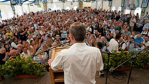 Hubert Aiwanger, Bundesvorsitzender der Freien Wähler, stellvertretender Ministerpräsident von Bayern spricht beim Volksfest.