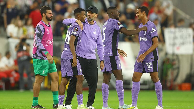 Unter Jürgen Klopp (3.v.r.) in Liverpool läuft es für Ryan Gravenberch (2.v.r.) wieder - wie beim 3:1-Sieg in Linz in der Europa League. Unter Jürgen Klopp (3.v.r.) in Liverpool läuft es für Ryan Gravenberch (2.v.r.) wieder - wie beim 3:1-Sieg in Linz in der Europa League.