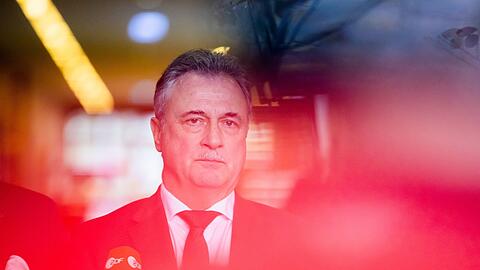 Der GDL-Vorsitzende Claus Weselsky äußert sich in Berlin zum Scheitern der Tarifverhandlungen zwischen der Gewerkschaft und der Deutschen Bahn.