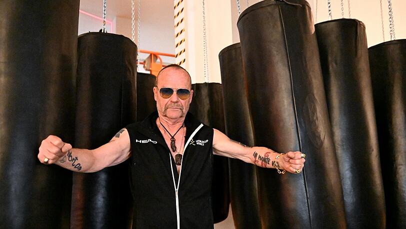 Performance-Künstler Wolfgang Flatz (71) sorgt regelmäßig für Aufsehen – zuletzt, weil er seine Haut versteigern wollte. Wegen des Streits um sein ehemaliges Wohnatelier steht er nun wieder vor Gericht.