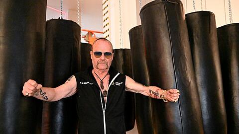 Performance-Künstler Wolfgang Flatz (71) sorgt regelmäßig für Aufsehen – zuletzt, weil er seine Haut versteigern wollte. Wegen des Streits um sein ehemaliges Wohnatelier steht er nun wieder vor Gericht.