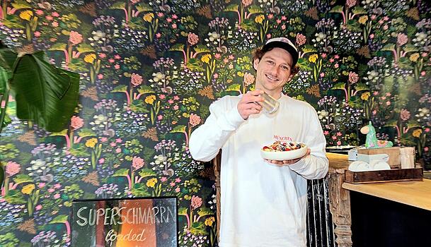 Patrick Düwel (31) betreibt das Lokal im Univiertel - "Loaded Kaiserschmarrn" steht hier auf der Karte.
