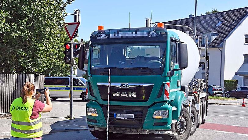An der Kreuzung Heinrich-Wieland-Straße/ St.-Veit-Straße wurde eine 80-jährige Radfahrerin von einem Betonmischer überrollt und starb kurz darauf im Krankenhaus.