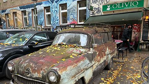 Der Oldtimer musste umparken, weil Parkplätze im Kiez schwinden. Sein neuer Standort ist fast gegenüber vom alten.