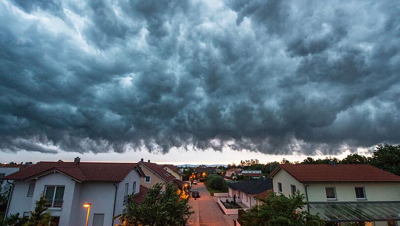 Dunkle Wolken am bayerischen Immobilienmarkt: Hohe Preise und ein kaum &uuml;berblickbares Dickicht an Formalien verhindert in Bayern oft den Kauf eines Hauses oder einer Wohnung. (Illustration)