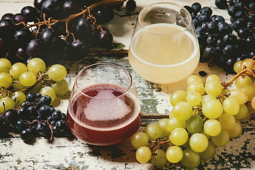 Dieser Wein schmeckt nach Herbst: Federweißer oder auch junger Wein genannt. Hinter dem Namen verbirgt sich frischer Traubenmost, der noch nicht lange eingelagert wurde und somit auch erst am Anfang des Gärprozesses steht. Achtung beim Kauf im Supermarkt: Die Flaschen sind nicht undicht, sondern mit Absicht "atmungsfähig". Dieser Wein schmeckt nach Herbst: Federweißer oder auch junger Wein genannt. Hinter dem Namen verbirgt sich frischer Traubenmost, der noch nicht lange eingelagert wurde und somit auch erst am Anfang des Gärprozesses steht. Achtung beim Kauf im Supermarkt: Die Flaschen sind nicht undicht, sondern mit Absicht "atmungsfähig".