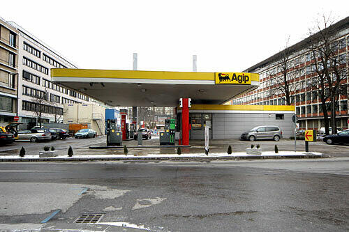 Noch steht hier in der Herzog-Wilhelm-Straße unter anderem diese Tankstelle.
