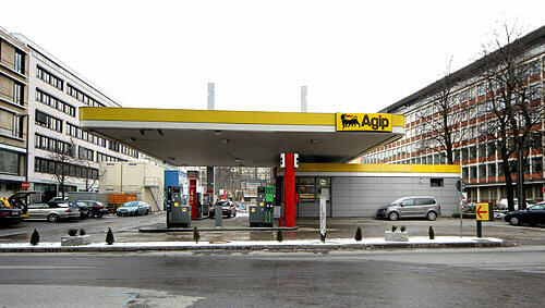 Noch steht hier in der Herzog-Wilhelm-Straße unter anderem diese Tankstelle. Noch steht hier in der Herzog-Wilhelm-Straße unter anderem diese Tankstelle.