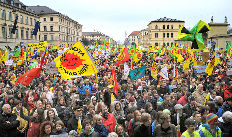 Trotz strömenden Regens haben am Samstagnachmittag rund 30.000 Menschen an einer Kundgebung
gegen Atomenergie auf dem Münchner Odeonsplatz teilgenommen.