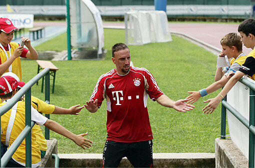 Die Position von Franck Ribéry ist gesetzt - auf den Flügeln sitzen ihm und Arjen Robben Takashi Usami und Alaba, Olic und Kroos im Nacken.