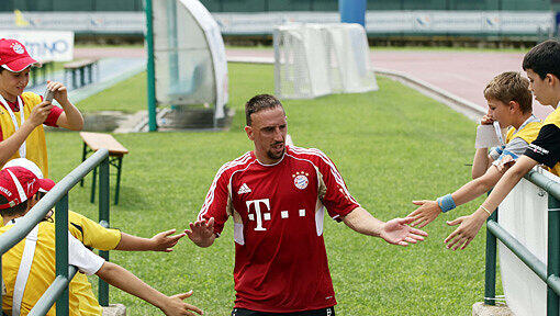 Die Position von Franck Ribéry ist gesetzt - auf den Flügeln sitzen ihm und Arjen Robben Takashi Usami und Alaba, Olic und Kroos im Nacken. Die Position von Franck Ribéry ist gesetzt - auf den Flügeln sitzen ihm und Arjen Robben Takashi Usami und Alaba, Olic und Kroos im Nacken.