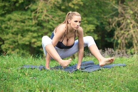 Die hübsche Münchnerin Jordan Carver krempelt Los Angeles um und sorgt mit ihren sexy Yoga-Bildern für Furore