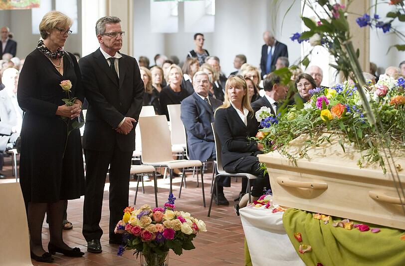 Thomas de Maiziere (CDU) und seine Frau Martina stehen am Mittwoch (08.08.12) in der St. Markuskirche in München während der Trauerfeier für die verstorbene Intendantin der Dresdner Semperoper, Ulrike Hessler (1955 - 2012), vor dem Sarg der Verstorbenen. Hessler war am Montag (30.07.12) im Alter von 57 Jahren an einem Krebsleiden gestorben.