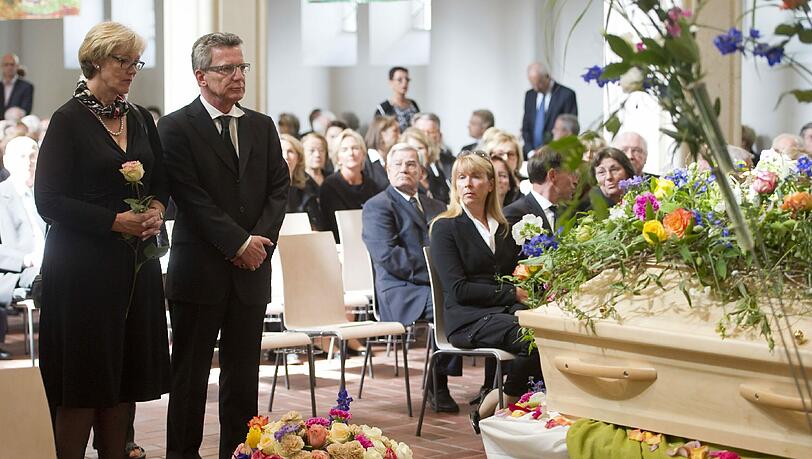 Thomas de Maiziere (CDU) und seine Frau Martina stehen am Mittwoch (08.08.12) in der St. Markuskirche in München während der Trauerfeier für die verstorbene Intendantin der Dresdner Semperoper, Ulrike Hessler (1955 - 2012), vor dem Sarg der Verstorbenen. Hessler war am Montag (30.07.12) im Alter von 57 Jahren an einem Krebsleiden gestorben. Thomas de Maiziere (CDU) und seine Frau Martina stehen am Mittwoch (08.08.12) in der St. Markuskirche in München während der Trauerfeier für die verstorbene Intendantin der Dresdner Semperoper, Ulrike Hessler (1955 - 2012), vor dem Sarg der Verstorbenen. Hessler war am Montag (30.07.12) im Alter von 57 Jahren an einem Krebsleiden gestorben.
