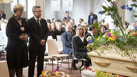 Thomas de Maiziere (CDU) und seine Frau Martina stehen am Mittwoch (08.08.12) in der St. Markuskirche in München während der Trauerfeier für die verstorbene Intendantin der Dresdner Semperoper, Ulrike Hessler (1955 - 2012), vor dem Sarg der Verstorbenen. Hessler war am Montag (30.07.12) im Alter von 57 Jahren an einem Krebsleiden gestorben.