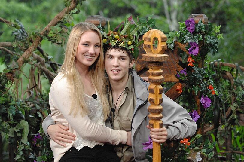 Finale beim Dschungelcamp 2013: Joey ist Dschungelkönig und wird von seiner Freundin Jacky überrascht.