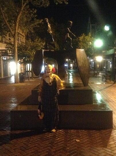 Einige der Passanten machten Fotos, die der Clown auf seiner eigenen Facebook-Seite veröffentlicht.