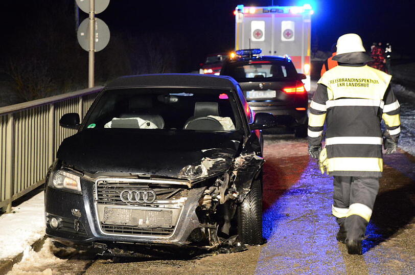 Der Fahrer eines Audis krachte in einen querstehenden BMW. Der wurde in einen angrenzenden Straßengraben geschleudert.