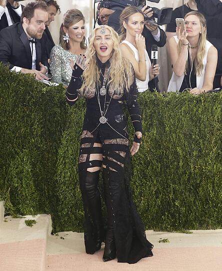Dunkel kam auch Madonna zur Met Gala. Sie präsentierte eine Spitzen-Robe im Bondage-Stil, ihre Brustwarzen waren mit schwarzen Tape abgeklebt, um nicht alles zu zeigen.
