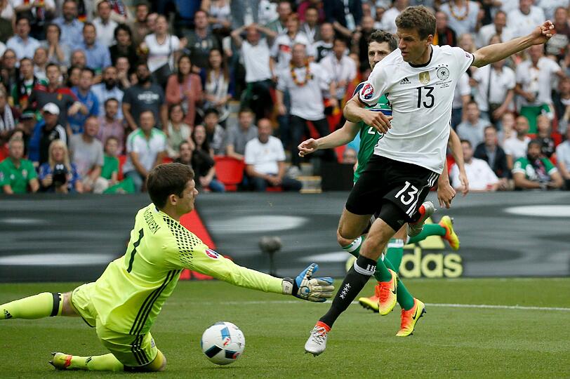 Thomas Müller Note 4: Scheiterte frei vor Keeper McGovern (7.), verzog knapp (22.), köpfte 
an den Pfosten (27.), traf die Latte (34.). Bereitete Gomez' 1:0 vor.  
Der Pechvogel des Spiels, bleibt ohne EM-Tor.
