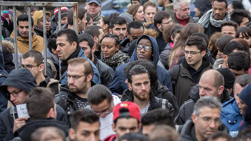 Jobsuchende drängen sich bei der Jobbörse für Flüchtlinge in Berlin am Einlass.