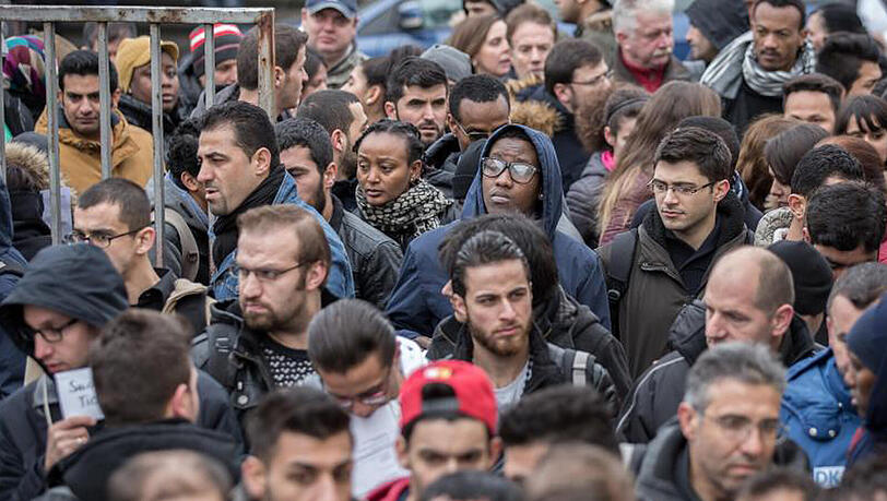 Jobsuchende drängen sich bei der Jobbörse für Flüchtlinge in Berlin am Einlass.