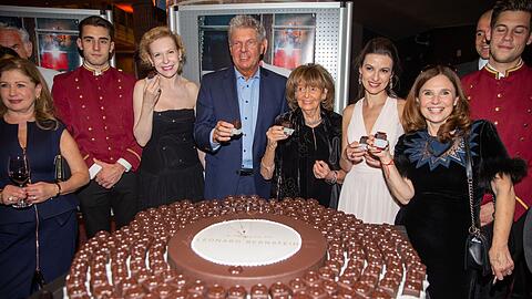 Süßer Abschluss (v. l.): Sunnyi Melles, Dieter Reiter, Charlotte Knobloch, Chen Reiss, Judith Epstein mit einer Original-Sacher-Torte und vielen Törtchen im Gasteig.