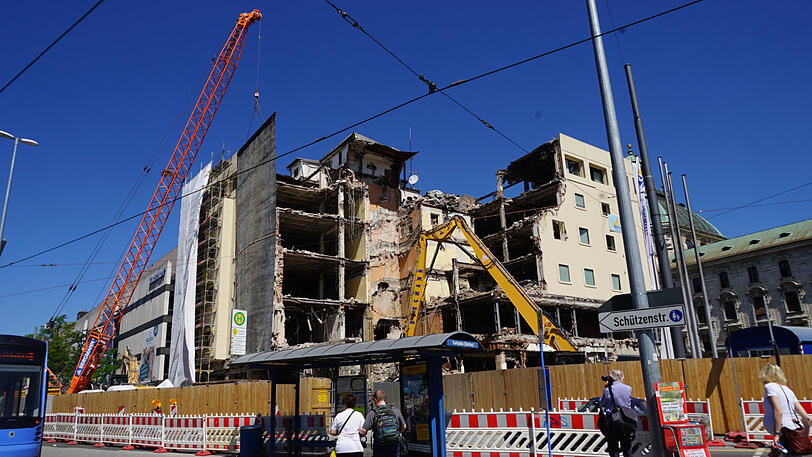Der Königshof am Stachus wird abgerissen - er weicht einem durchaus futuristisch anmutenden Neubau.