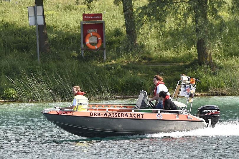 Die Wasserwacht untersucht den Riemer See.