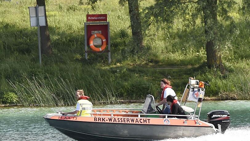 Die Wasserwacht untersucht den Riemer See. Die Wasserwacht untersucht den Riemer See.