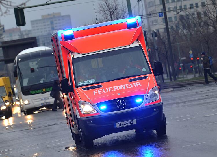 Die alarmierte Feuerwehr erkannte als Grund für die Rauchentwicklung Schweißarbeiten im Keller des Asylbewerberwohnheims.