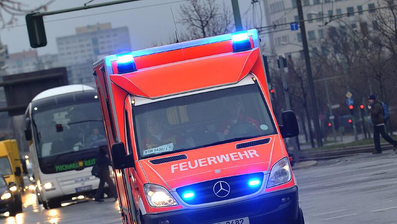Die alarmierte Feuerwehr erkannte als Grund für die Rauchentwicklung Schweißarbeiten im Keller des Asylbewerberwohnheims. Die alarmierte Feuerwehr erkannte als Grund für die Rauchentwicklung Schweißarbeiten im Keller des Asylbewerberwohnheims.