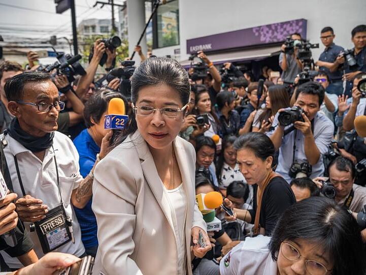 Sudarat Keyuraphan, Politikerin und Premierminister-Kandidatin der Pheu Thai-Partei in Thailand, spricht mit Journalisten.