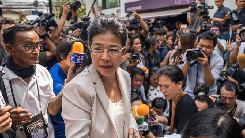 Sudarat Keyuraphan, Politikerin und Premierminister-Kandidatin der Pheu Thai-Partei in Thailand, spricht mit Journalisten. Sudarat Keyuraphan, Politikerin und Premierminister-Kandidatin der Pheu Thai-Partei in Thailand, spricht mit Journalisten.
