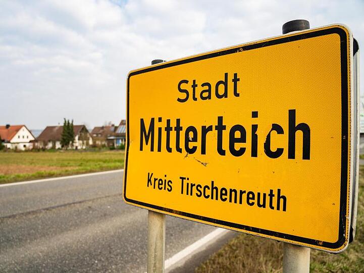 Das Ortseingangsschild von Mitterteich. Foto: Nicolas Armer/dpa
