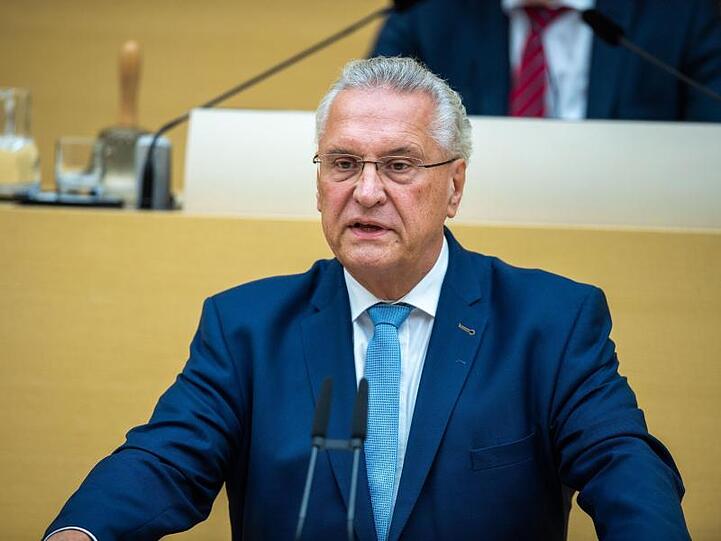 Joachim Herrmann (CSU), Innenminister von Bayern, spricht bei der Plenarsitzung im bayerischen Landtag. Foto: Lino Mirgeler/dpa