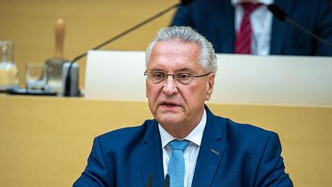 Joachim Herrmann (CSU), Innenminister von Bayern, spricht bei der Plenarsitzung im bayerischen Landtag. Foto: Lino Mirgeler/dpa