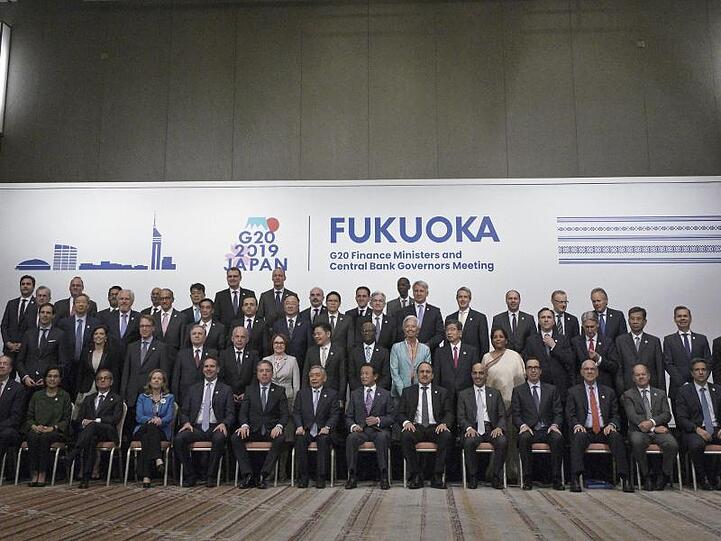 G20-Finanzminister stehen für ein Gruppenfoto zusammen.