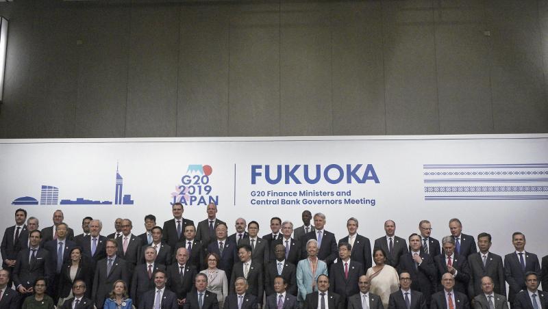 G20-Finanzminister stehen für ein Gruppenfoto zusammen. G20-Finanzminister stehen für ein Gruppenfoto zusammen.