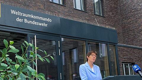 Verteidigungsministerin Annegret Kramp-Karrenbauer stellt das Weltraumkommando der Bundeswehr in Dienst.