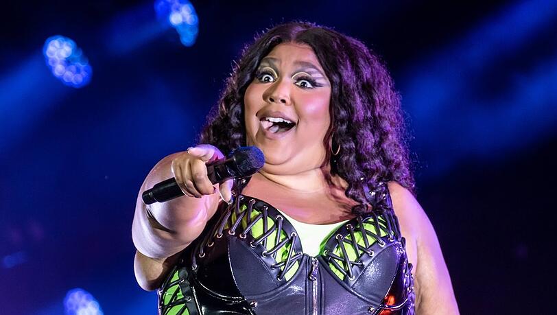 Sängerin Lizzo weist die Vorwürfe ihrer ehemaligen Tänzerinnen vehement zurück.
