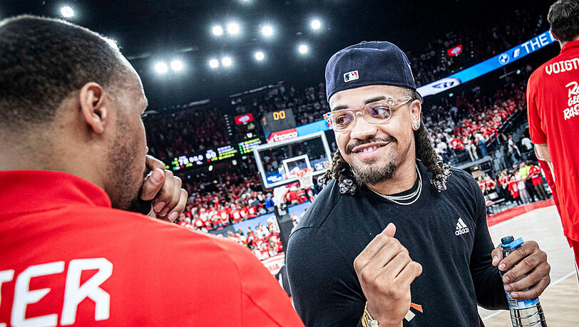 Kann zumindest schon wieder lächeln: Carsen Edwards (r.) freut sich mit Shabazz Napier über den ersten Playoff-Heimsieg gegen den MBC.