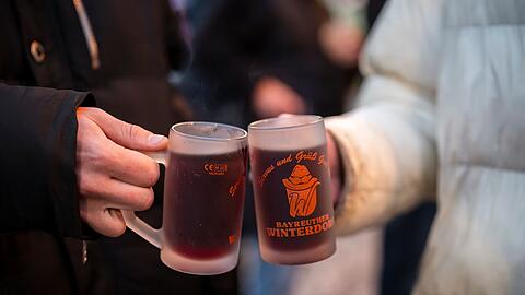 Beste Bedingungen für Glühwein sind laut Veranstalter 7 Grad und trockenes Wetter. (Archivbild)