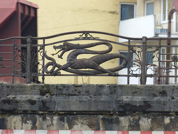 Das Geländer mit dem Lindwurm vor den Baumaßnahmen. Das Geländer mit dem Lindwurm vor den Baumaßnahmen.