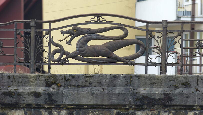 Das Geländer mit dem Lindwurm vor den Baumaßnahmen. Das Geländer mit dem Lindwurm vor den Baumaßnahmen.
