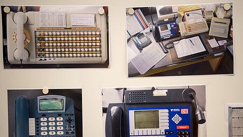 Polizeifotos des Arbeitsplatzes und Einzelaufnahmen der Diensttelefone werden bei dem Prozess gegen den Fahrdienstleiter gezeigt. (Archivfoto)