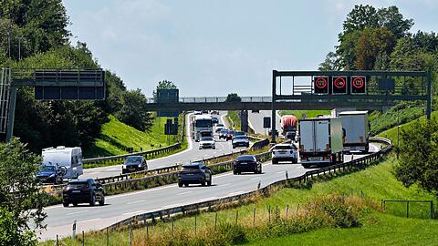 Der betroffene Abschnitt der A8 ist nur vierspurig und meist ohne Seitenstreifen.