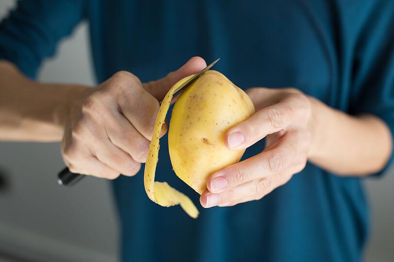 Für die stärkende Haarspülung nutzt man vorzugsweise Kartoffelwasser, das ausschließlich aus Schalen ausgekocht wurde. Denn Vitamin B und C befindet sich vor allem in der Kartoffelschale und diese Vitamine sorgen für eine gesunde und glatte Haarstruktur. Ebenfalls in der Kartoffelschale: Thiamin, Riboflavin und Niacin, die antioxidativ wirken und Haarschäden vorbeugen. Für die stärkende Haarspülung nutzt man vorzugsweise Kartoffelwasser, das ausschließlich aus Schalen ausgekocht wurde. Denn Vitamin B und C befindet sich vor allem in der Kartoffelschale und diese Vitamine sorgen für eine gesunde und glatte Haarstruktur. Ebenfalls in der Kartoffelschale: Thiamin, Riboflavin und Niacin, die antioxidativ wirken und Haarschäden vorbeugen.