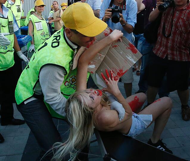 Die Proteste der der radikalen Frauenrechtsgruppe Femen werden immer bizarrer. Hitlergruß. Dildos, Prügeleien: Die Aktivistinnen schrecken vor fast nichts zurück.